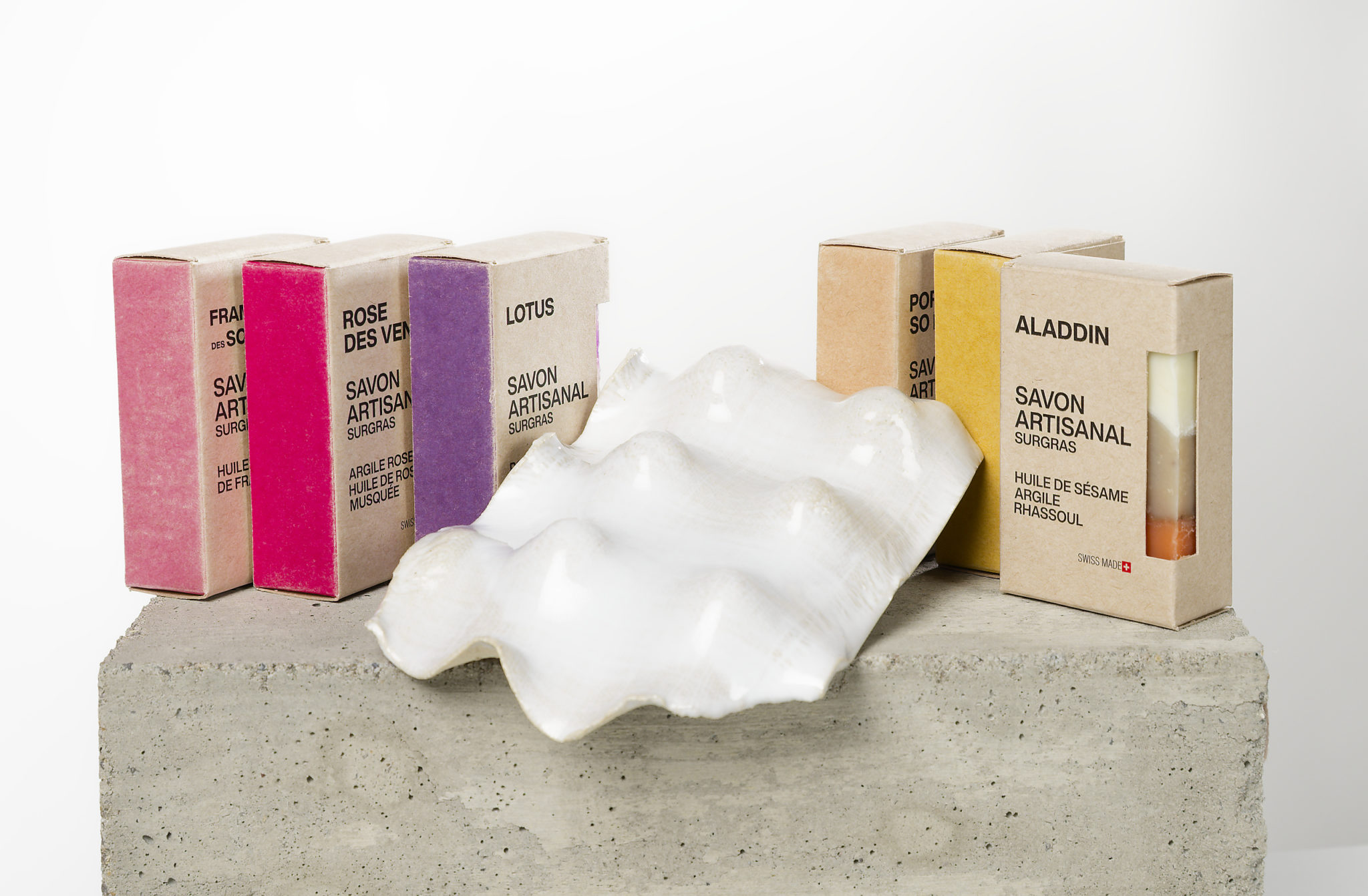 Ensemble de savons artisanaux et design avec porte-savon